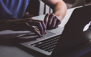 看到别人财物就紧张，担心自己会表露出想偷窃的表情？